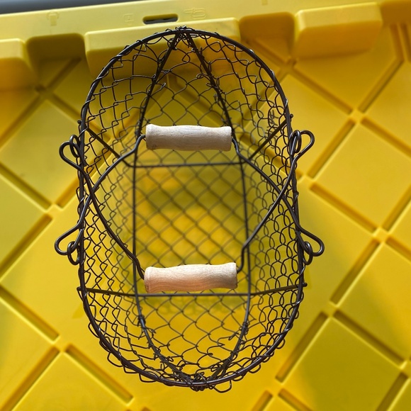 Small Wire Basket w Wood Handles - Picture 4 of 6